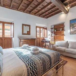 Montecitorio & Pantheon Stylish Flat Rome